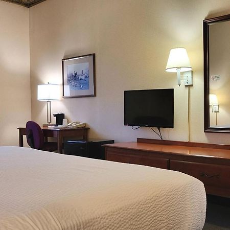 Magnuson Hotel West Liberty Экстерьер фото