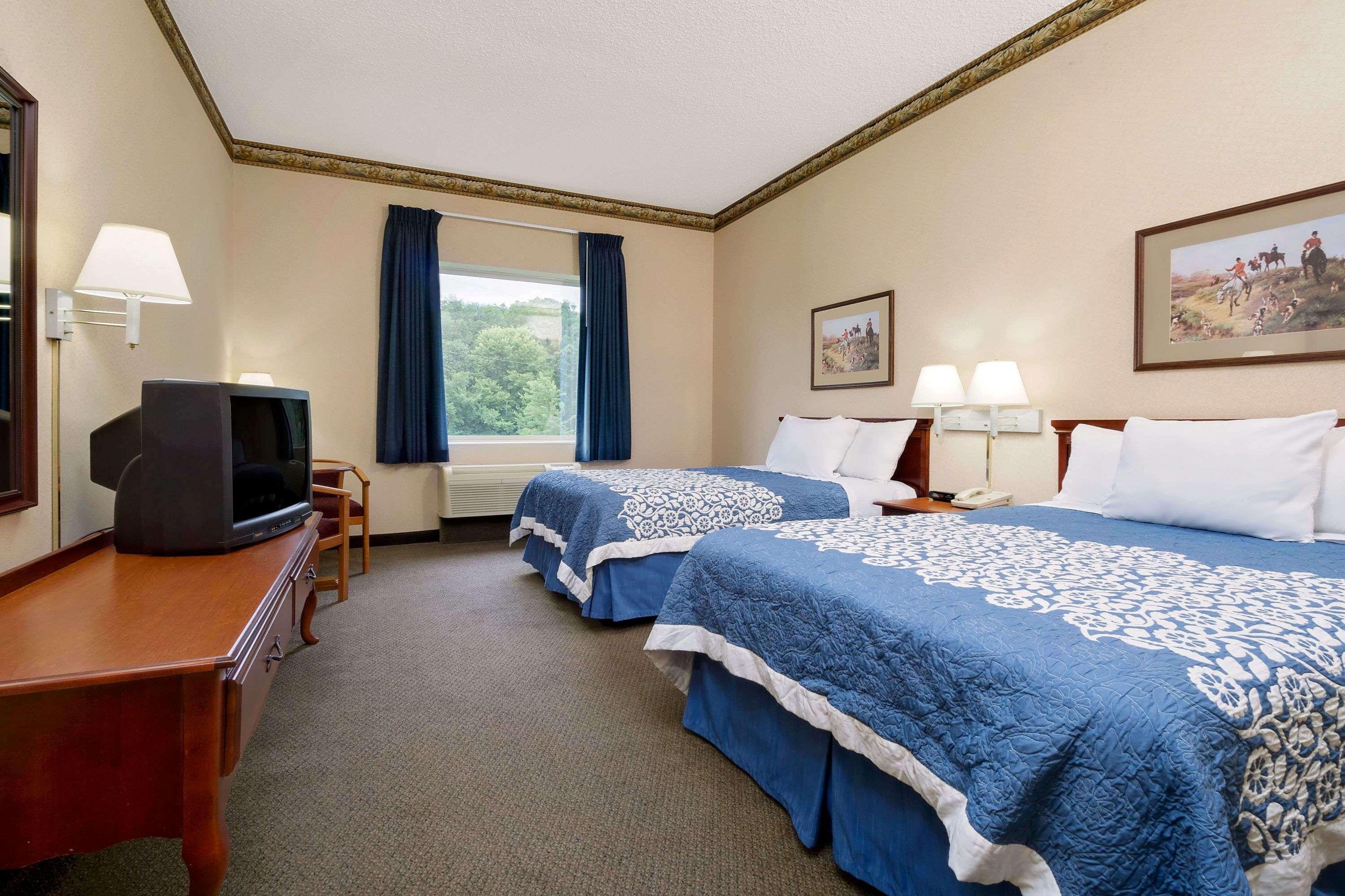 Magnuson Hotel West Liberty Экстерьер фото