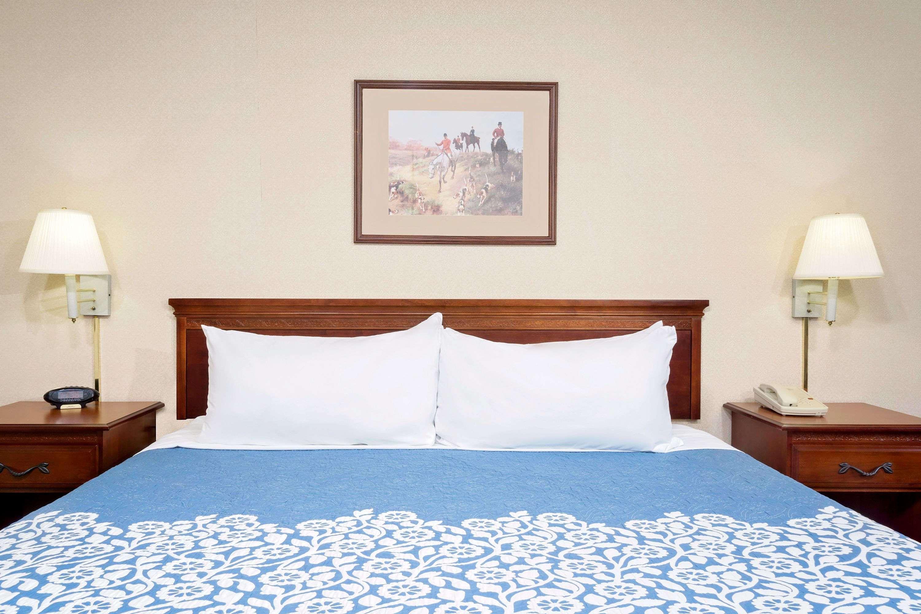 Magnuson Hotel West Liberty Экстерьер фото