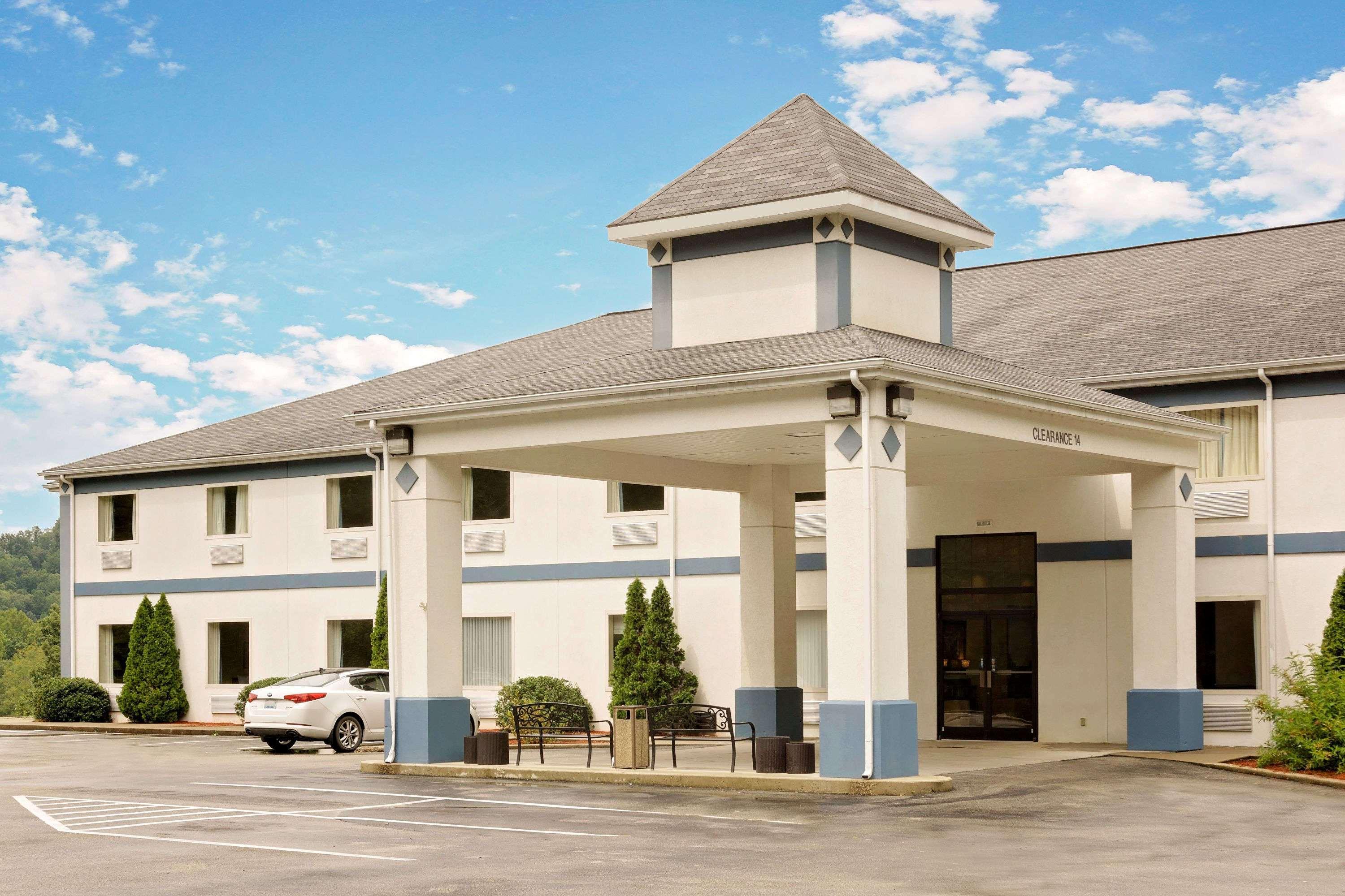 Magnuson Hotel West Liberty Экстерьер фото