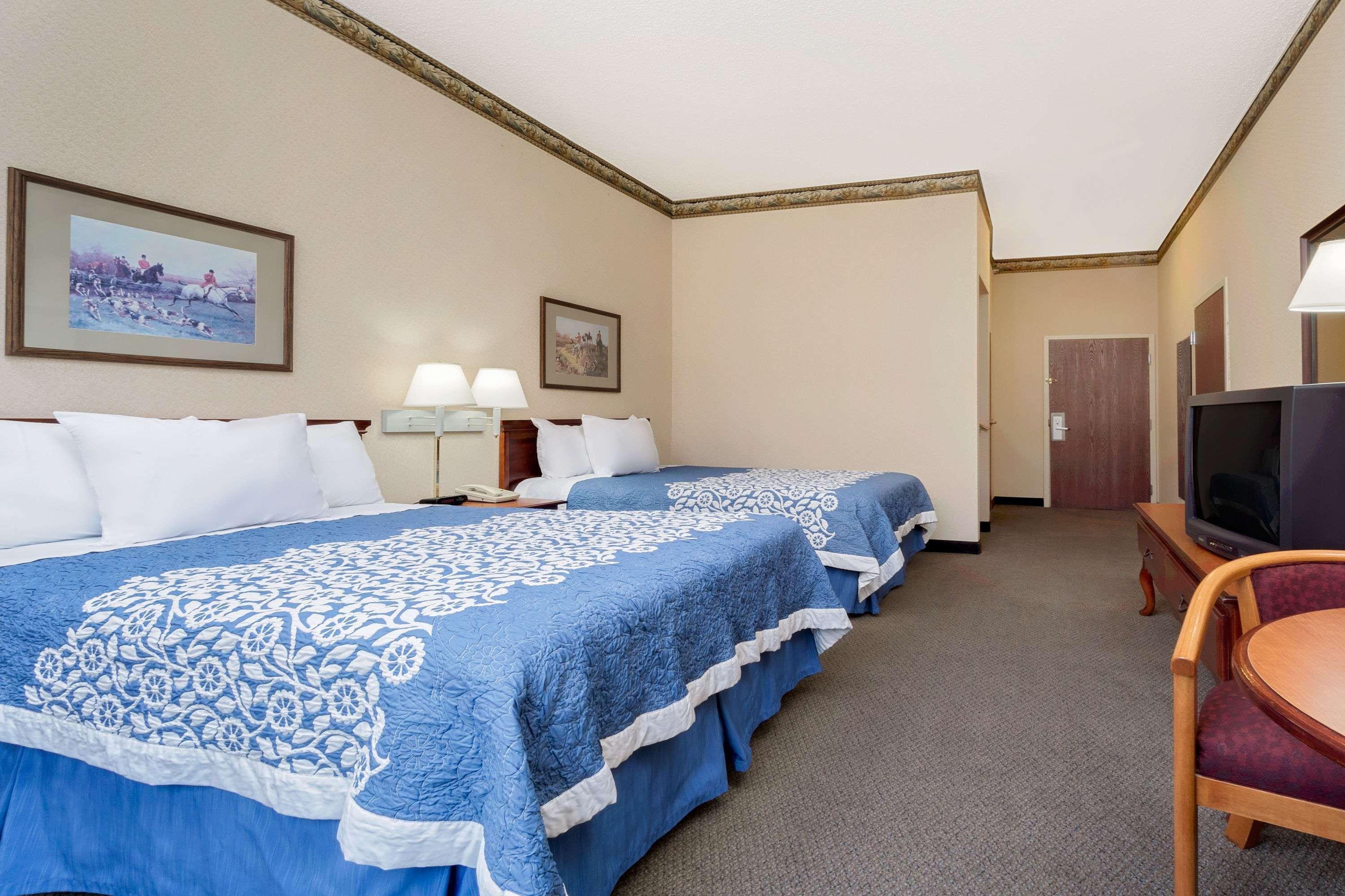 Magnuson Hotel West Liberty Экстерьер фото