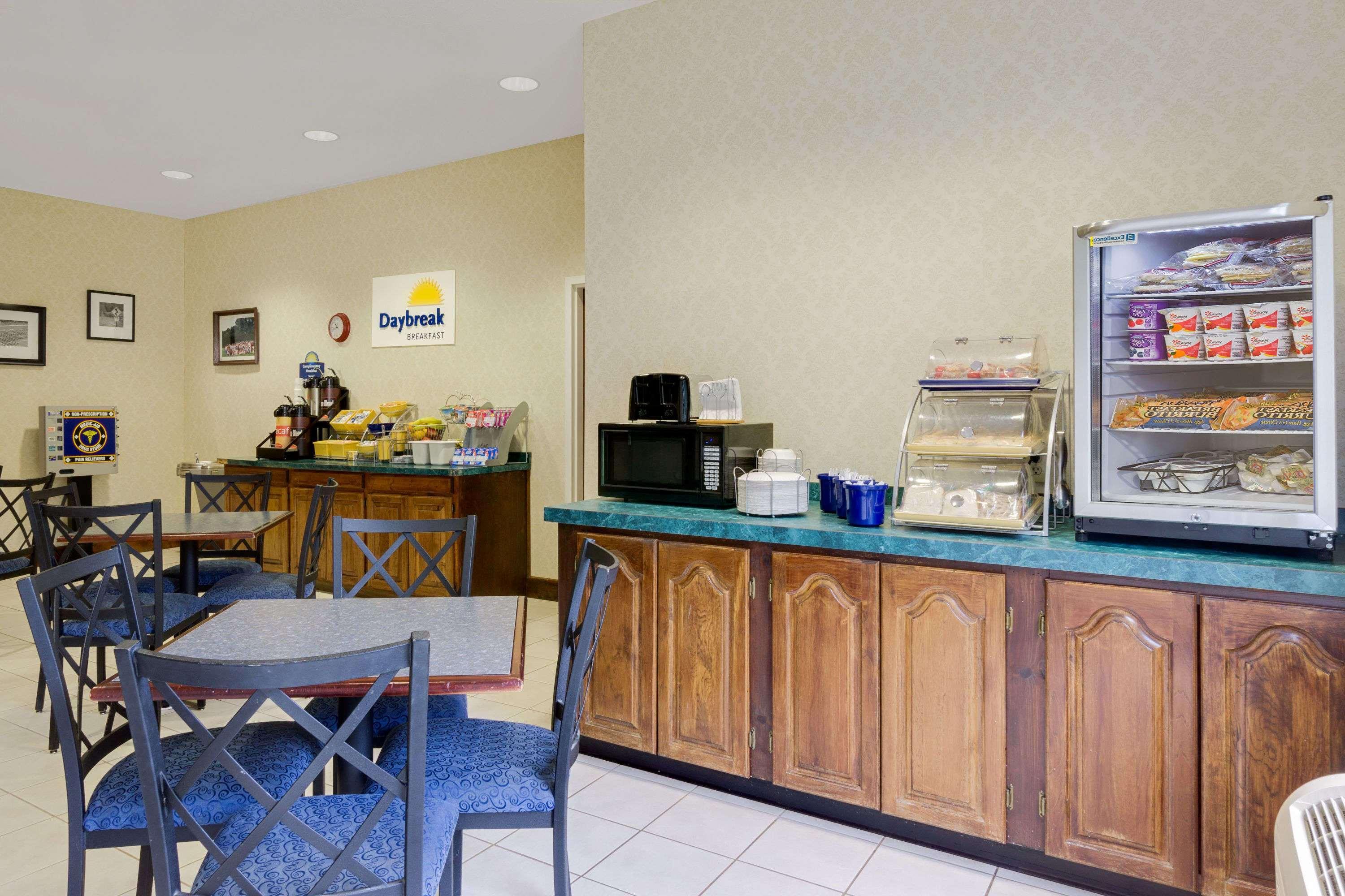 Magnuson Hotel West Liberty Экстерьер фото