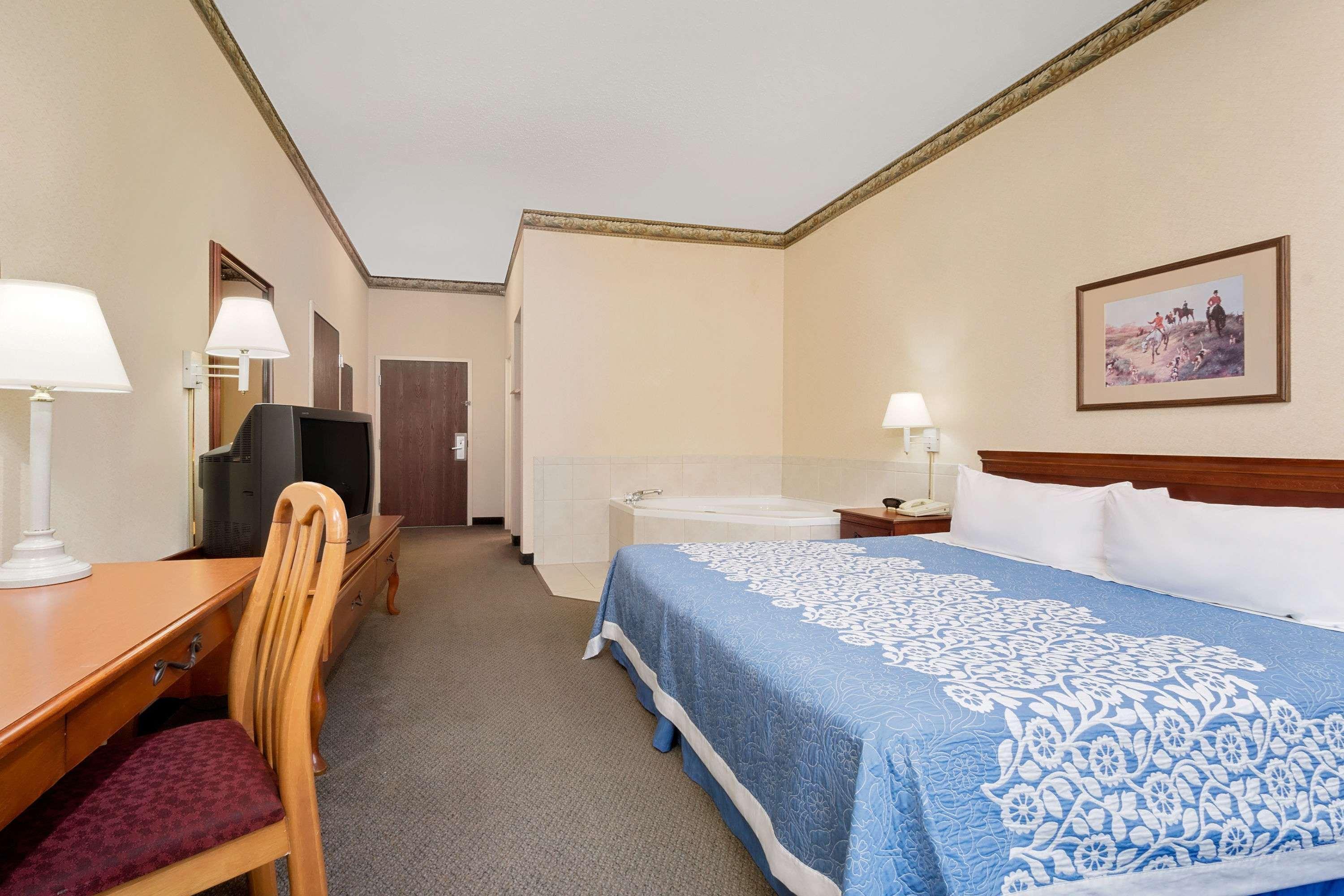 Magnuson Hotel West Liberty Экстерьер фото