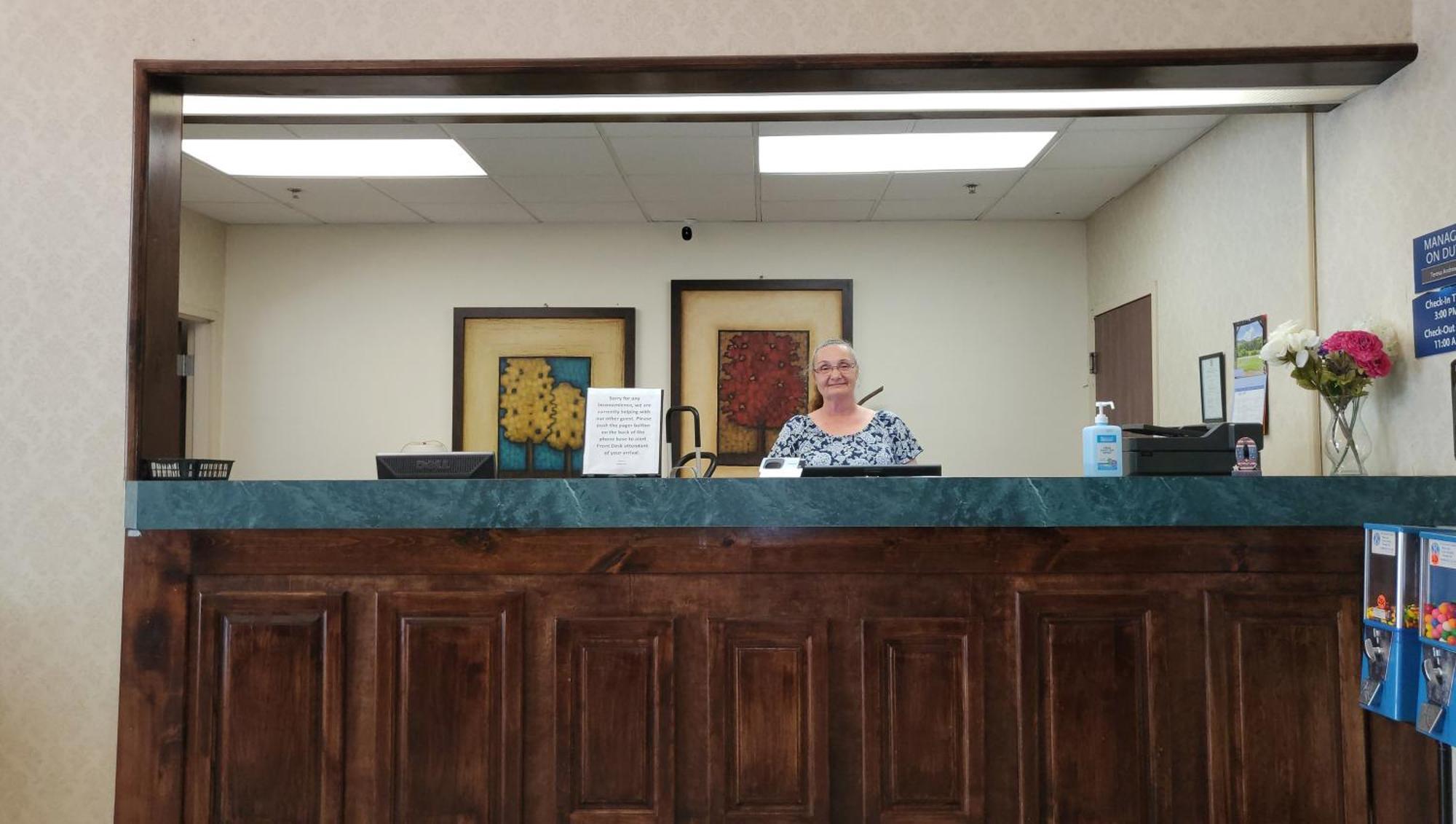 Magnuson Hotel West Liberty Экстерьер фото